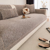 Beige Sofa mit strukturiertem grauem Stoff und dekorativen Kissen in einem hellen Wohnzimmer.