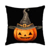 Cojín decorativo negro con una cara tallada de calabaza jack-o'-lantern en la parte delantera.