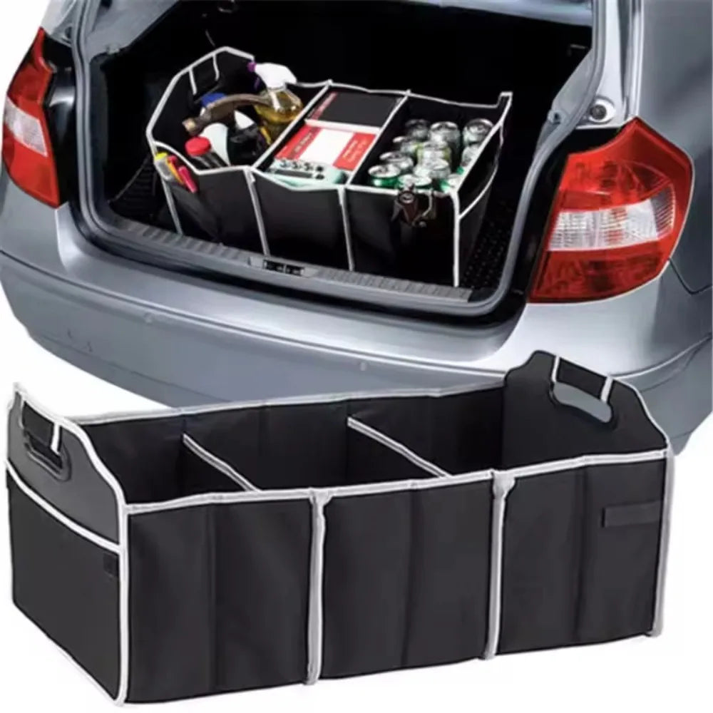 Un organizador plegable negro para maletero de coche, mostrando varios artículos dentro del maletero.