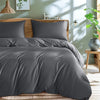 Luxuriöses graues Bambus-Duvetcover-Set auf einem Bett mit natürlichem Licht.