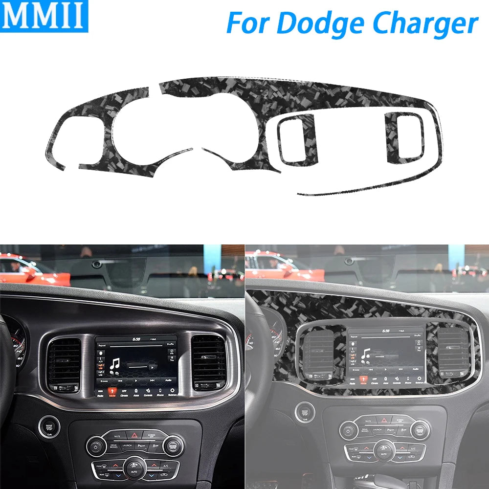 Compteur de vitesse et garniture de ventilation en fibre de carbone forgée pour l'intérieur d'une Dodge Charger.