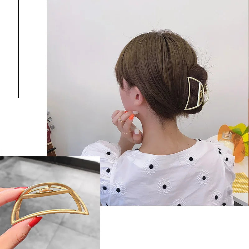 Eine Frau mit einer geometrischen goldenen Kreuz-Haarspange, von der Seite gezeigt.