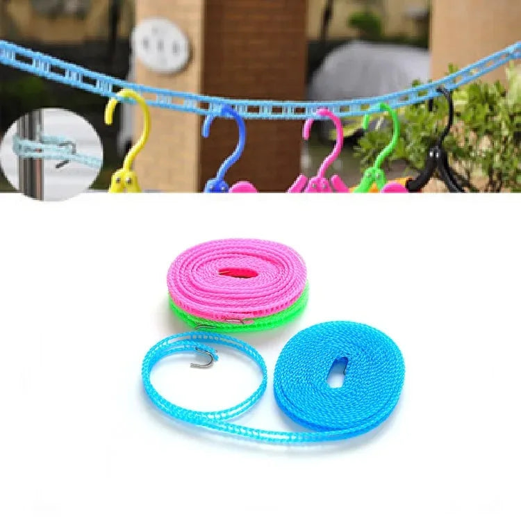 Una colección de cuerdas de ropa de nailon coloridas en rosa, verde y azul enrolladas sobre un fondo blanco.