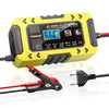 Un cargador de batería inteligente Foxsur 12V amarillo con pantalla y cables junto a una abrazadera para batería.