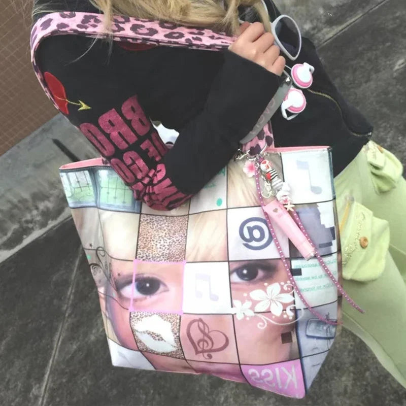 Nahaufnahme einer Y2K Leopardenmuster-Patchwork-Tasche mit Gesichtsdesign vorne.