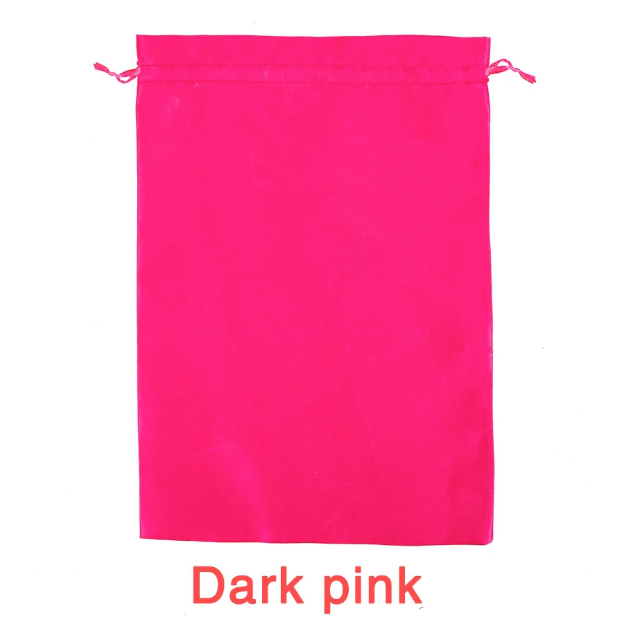 Helle pinke Satin-Aufbewahrungstasche für Haarverlängerungen.