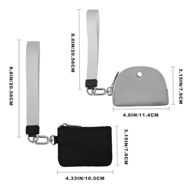 Cartera compacta tipo wristlet con correa y sobre de tela negra plegado.