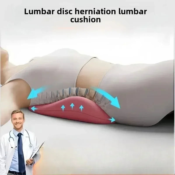 Una persona demuestra un cojín para hernia discal lumbar diseñado para soporte lumbar.