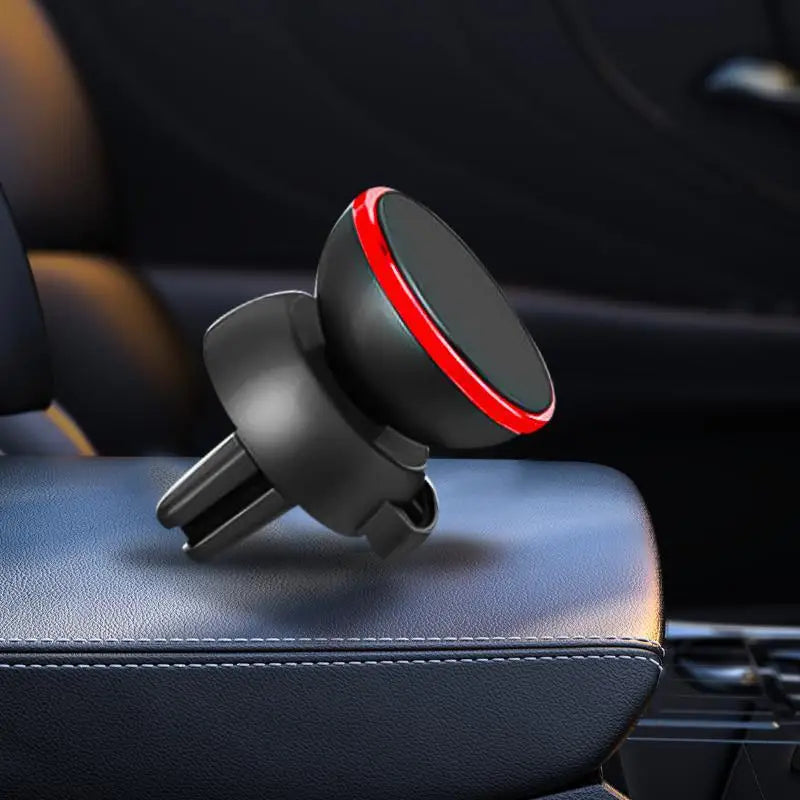 Support de téléphone magnétique noir avec accent rouge, posé sur un siège de voiture en cuir foncé.