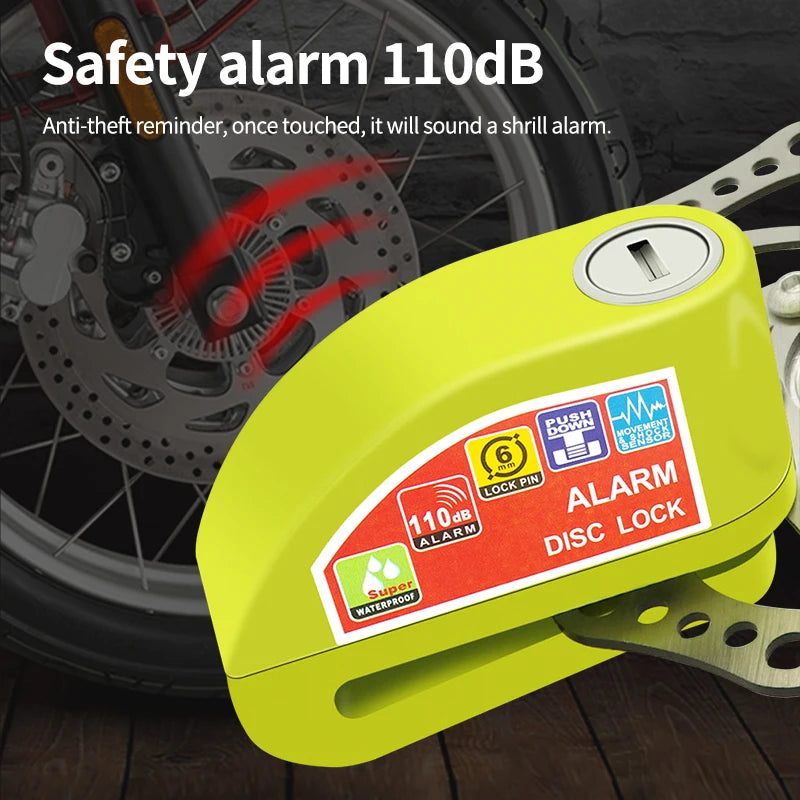 Un freno de disco amarillo con alarma de seguridad junto a una rueda de bicicleta.