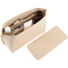 Insertador de cartera de fieltro beige mostrando varios artículos pequeños como botellas y cosméticos.