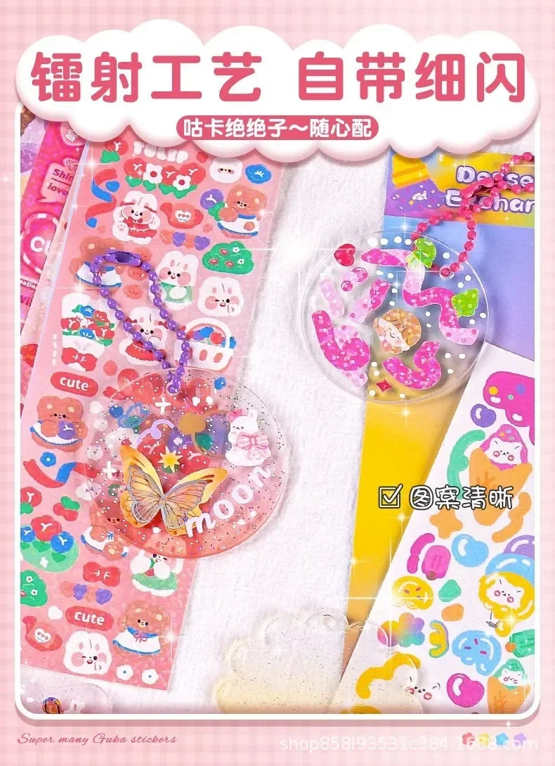 Eine Sammlung von rosa und farbenfrohen Kawaii-Cartoon-Tier-Scrapbook-Sticker auf weißem Hintergrund.