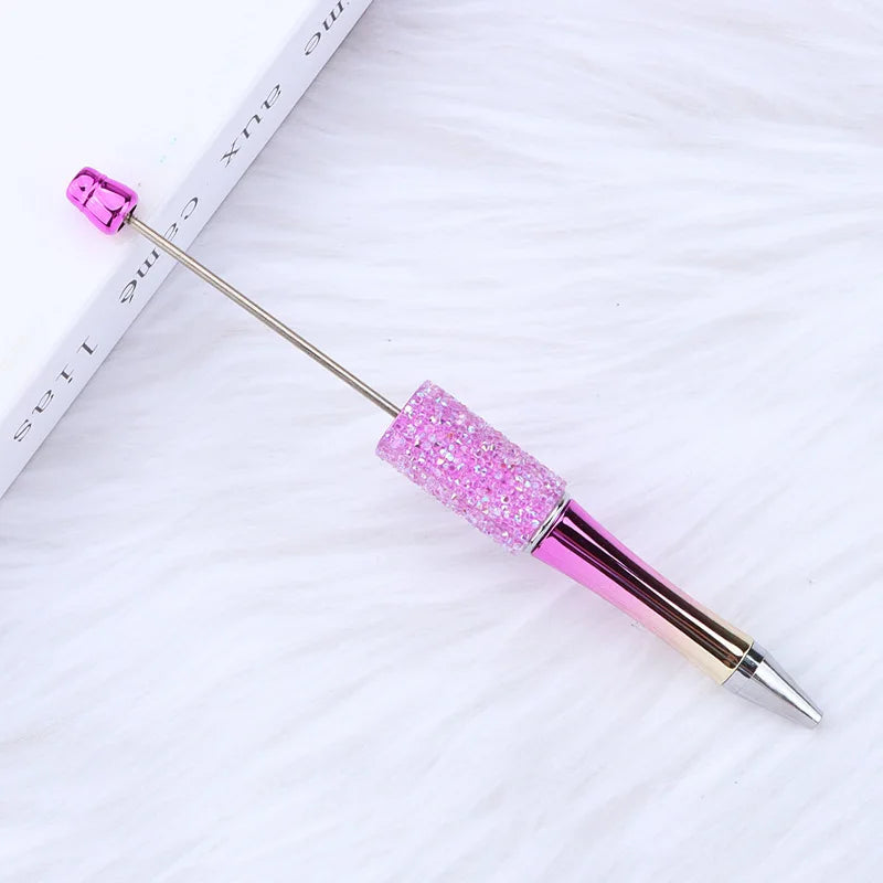 Un set de trente stylos-plumes roses brillants posés sur une surface blanche et duveteuse.