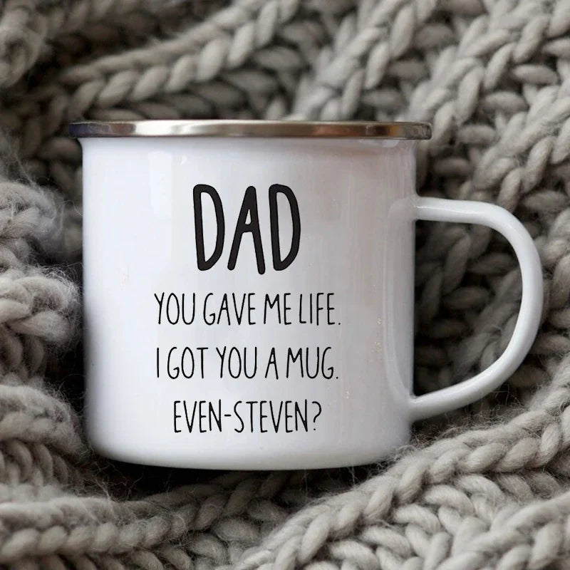 Tasse à café émaillée blanche avec inscription noire : 'Dad you gave me life I got you a mug even-steven'