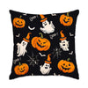 Cojín decorativo negro con calabaza de Halloween naranja y diseños de fantasmas con murciélagos.
