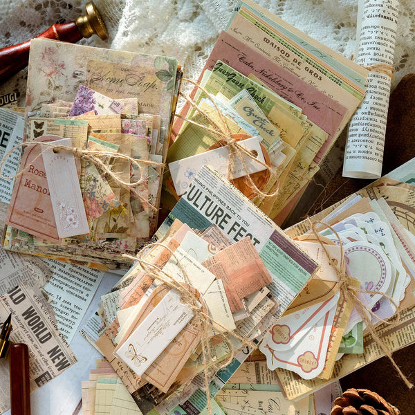 Sammlung von Vintage-Scrapbook-Papier, darunter vergilbte Briefe, florale Elemente und strukturierte Papiere.