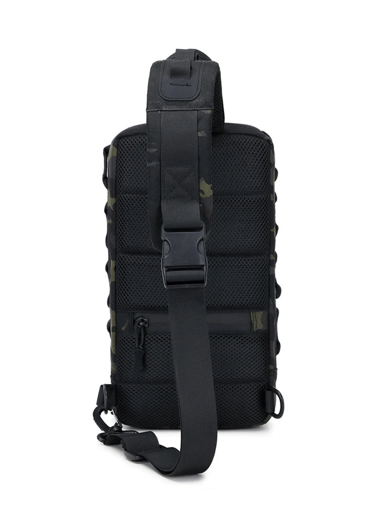 Sac tactique MOLLE noir avec sangle noire et motif camouflage.