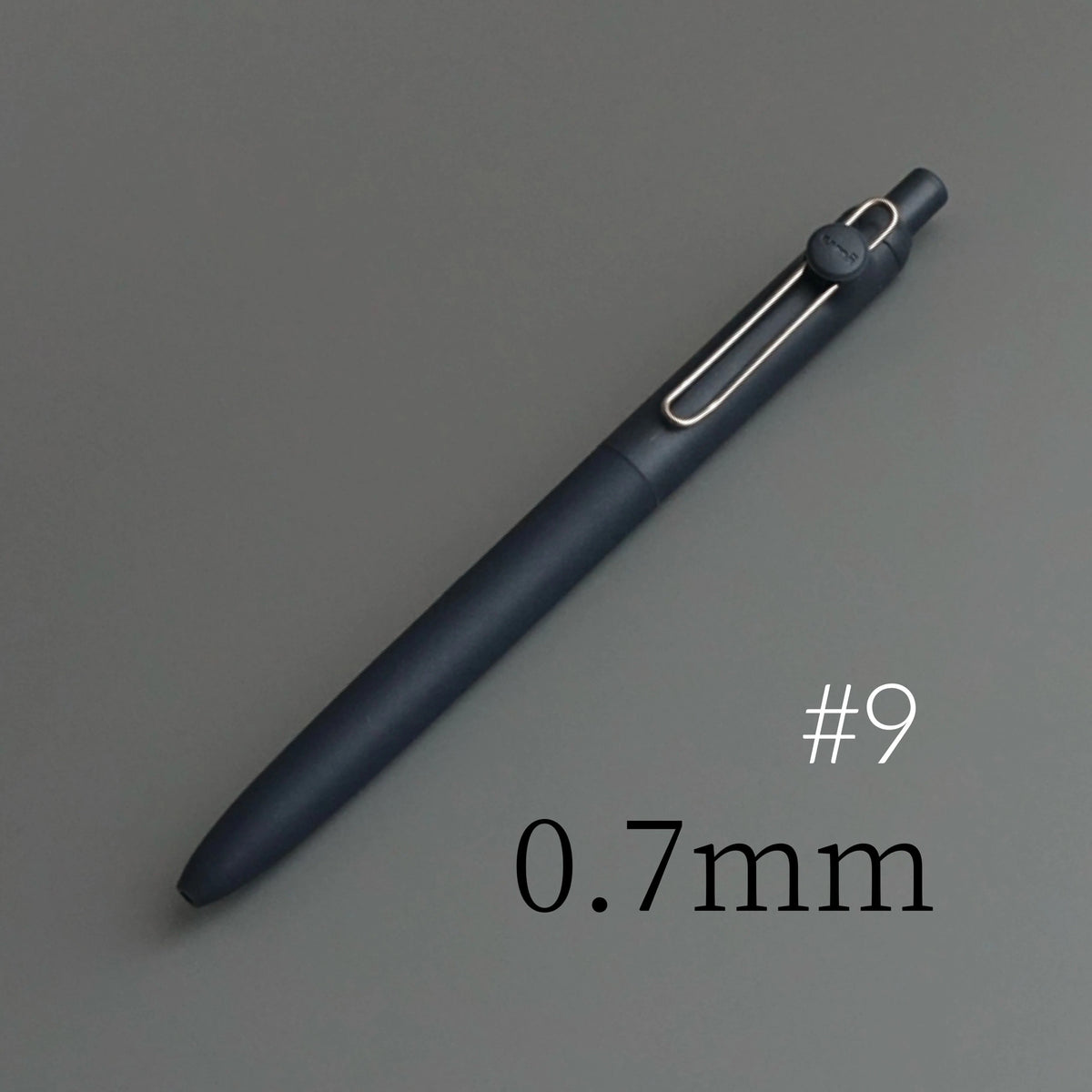 A dark blue Uni ZENTO quick-dry gel pen is shown diagonally against a gray background, with the size marked as 0.7mm.