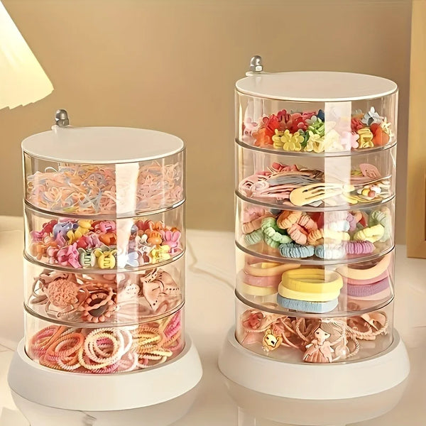 Organizador de joyería blanco giratorio con niveles transparentes que sostienen joyas de varios colores y texturas.