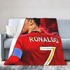 Fußballtrikotdruck mit Ronaldo-Name und -Nummer auf rotem Shirt als Überwurfdecke.