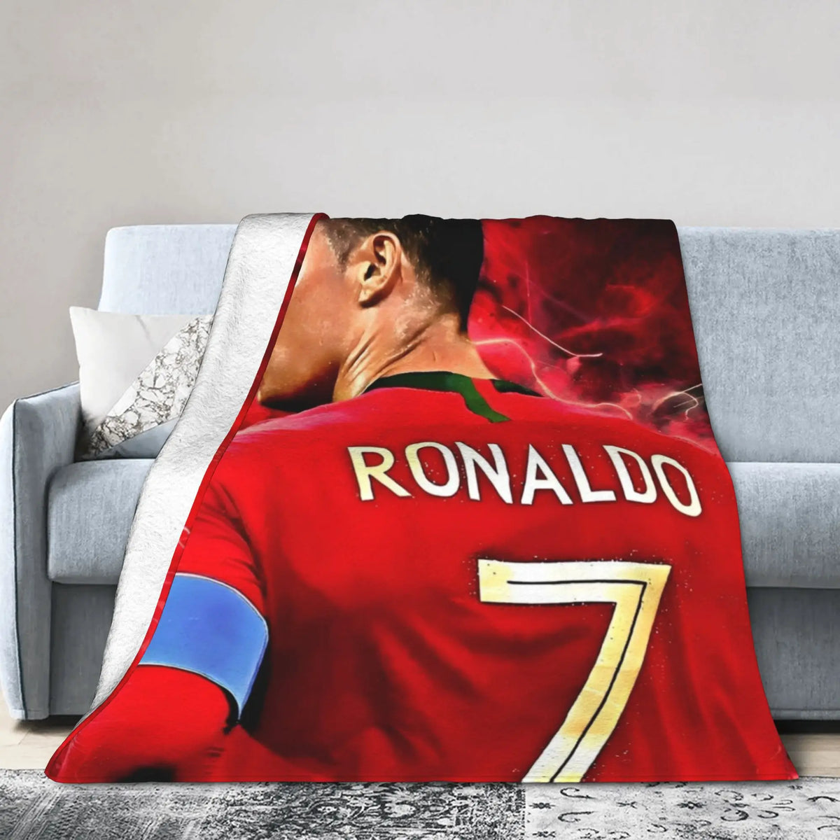Fußballtrikotdruck mit Ronaldo-Name und -Nummer auf rotem Shirt als Überwurfdecke.