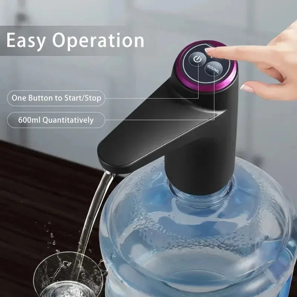 Una mano opera un dispensador de agua eléctrico negro, vertiendo líquido en un vaso.
