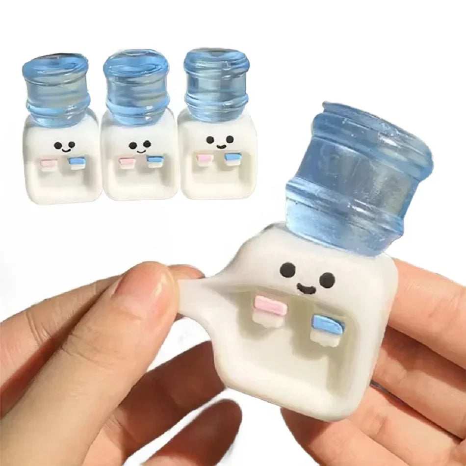 Eine Hand hält einen weißen, quietschigen Stressball mit blauen Akzenten, der verschiedene Varianten des Softtoys zeigt.