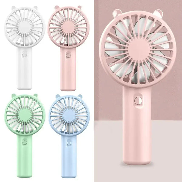 Colección de mini ventiladores portátiles recargables USB, en tonos rosa y verde menta, vistos desde varios ángulos.