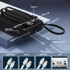 Schwarzer tragbarer Powerbank mit verschiedenen Anschlüssen wie Type-C, Micro-B, Lightning und USB-Anschlüssen.