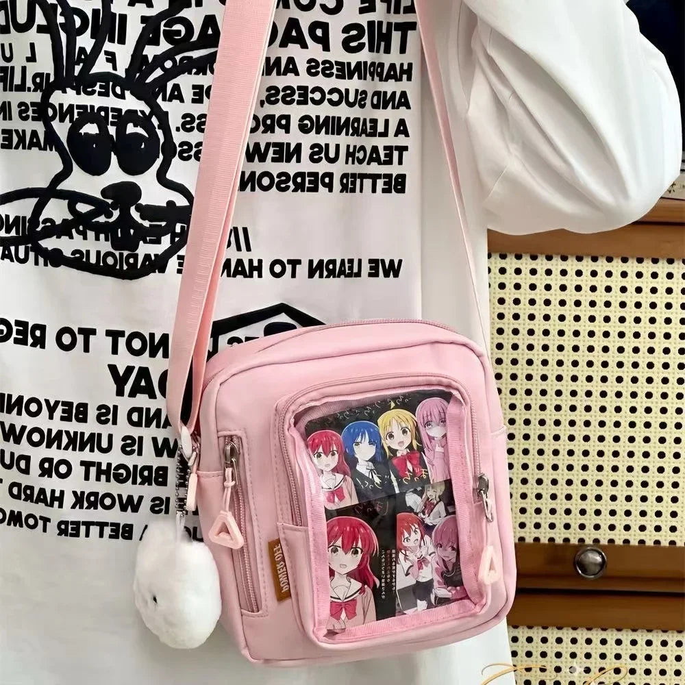 Bolso cruz transparente mini rosa Y2K mostrado contra una camisa blanca.