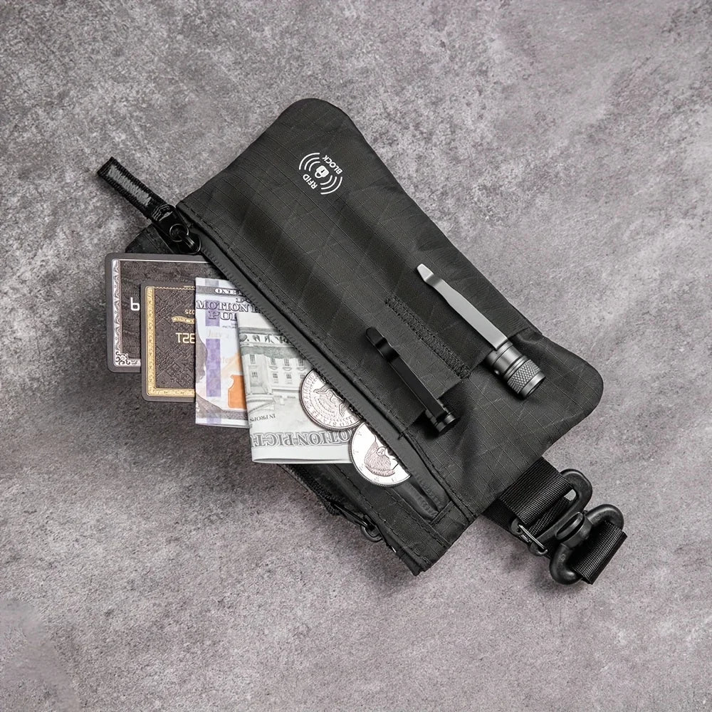 Portefeuille clutch noir fin anti-RFID ouvert, montrant des cartes et un couteau.