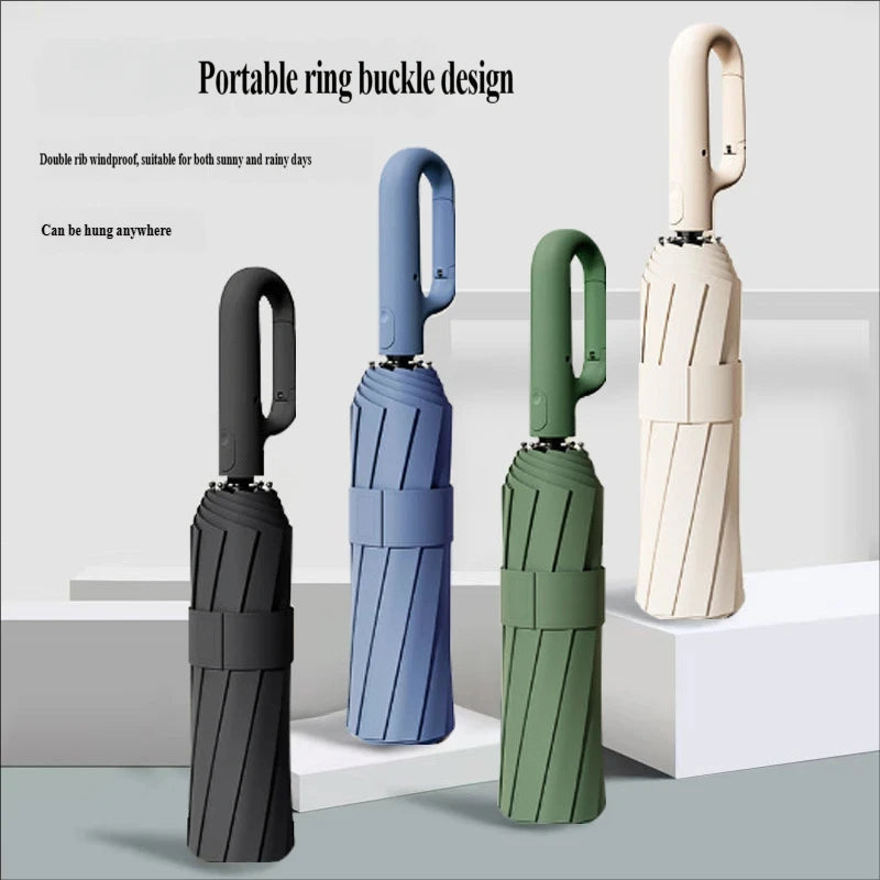 Drei faltbare Regenschirme mit Ringverschluss in Schwarz, Blau und Grün, aufrecht stehend.