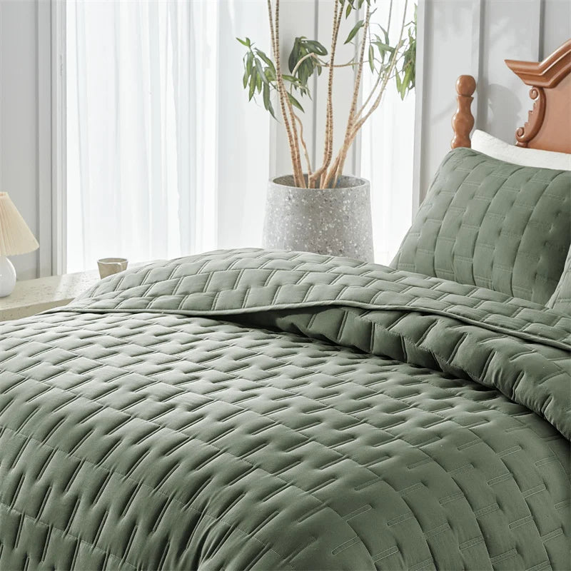 Lightweight All-Season Quilted Bedding Set with Pillow Shams