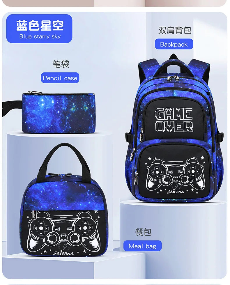 Ein Set aus drei blau-sternen Lernmaterialien: Etui, Rucksack und Essbeutel.