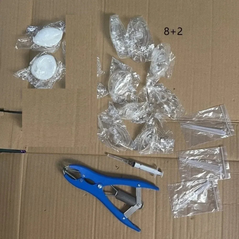 Set mit klebrigen Stressballen, klaren Plastiktüten und einem blauen Zange auf braunem Karton.