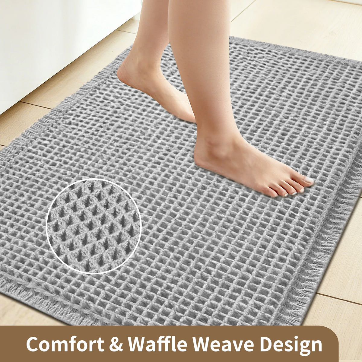 Una alfombrilla de baño de tejido waffle gris con un pie descalzo, destacando la comodidad y el diseño del tejido.