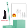 Un lápiz stylus verde junto a guantes anti-tacto y cables de carga sobre una superficie verde claro.