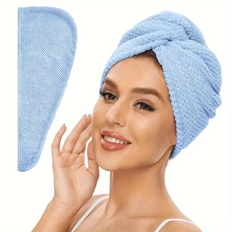 Une femme porte un foulard de serviette en microfibre bleu clair sur sa tête.