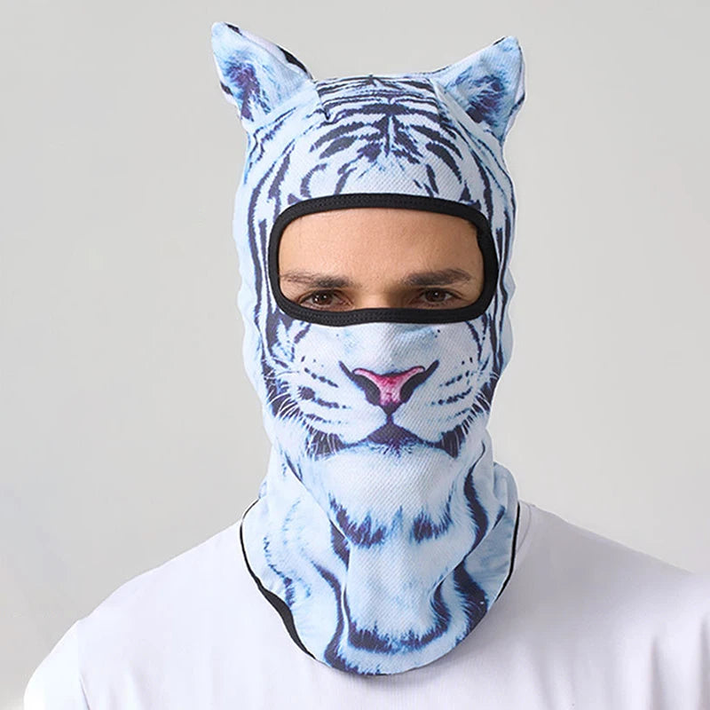 Mann trägt eine blau-weiße Tigermuster-Balaclava-Maske.