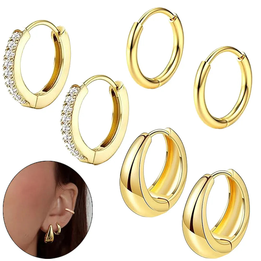 Boucles d'oreilles en acier inoxydable en forme de lune dorée à boucle plate, vue en gros plan sur une oreille.
