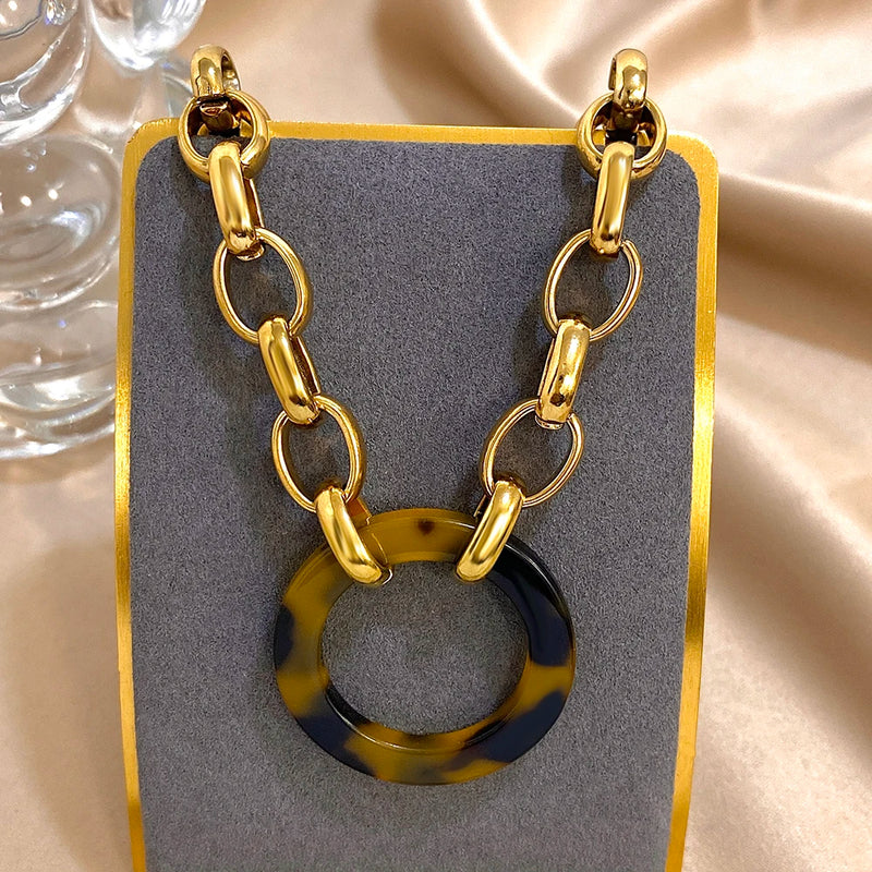 Conjunto de Joyería con Colgante de Leopardo Dorado