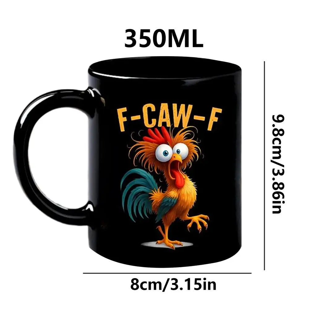 Taza de café de cerámica negra con un colorido diseño de pájaro naranja y amarillo.