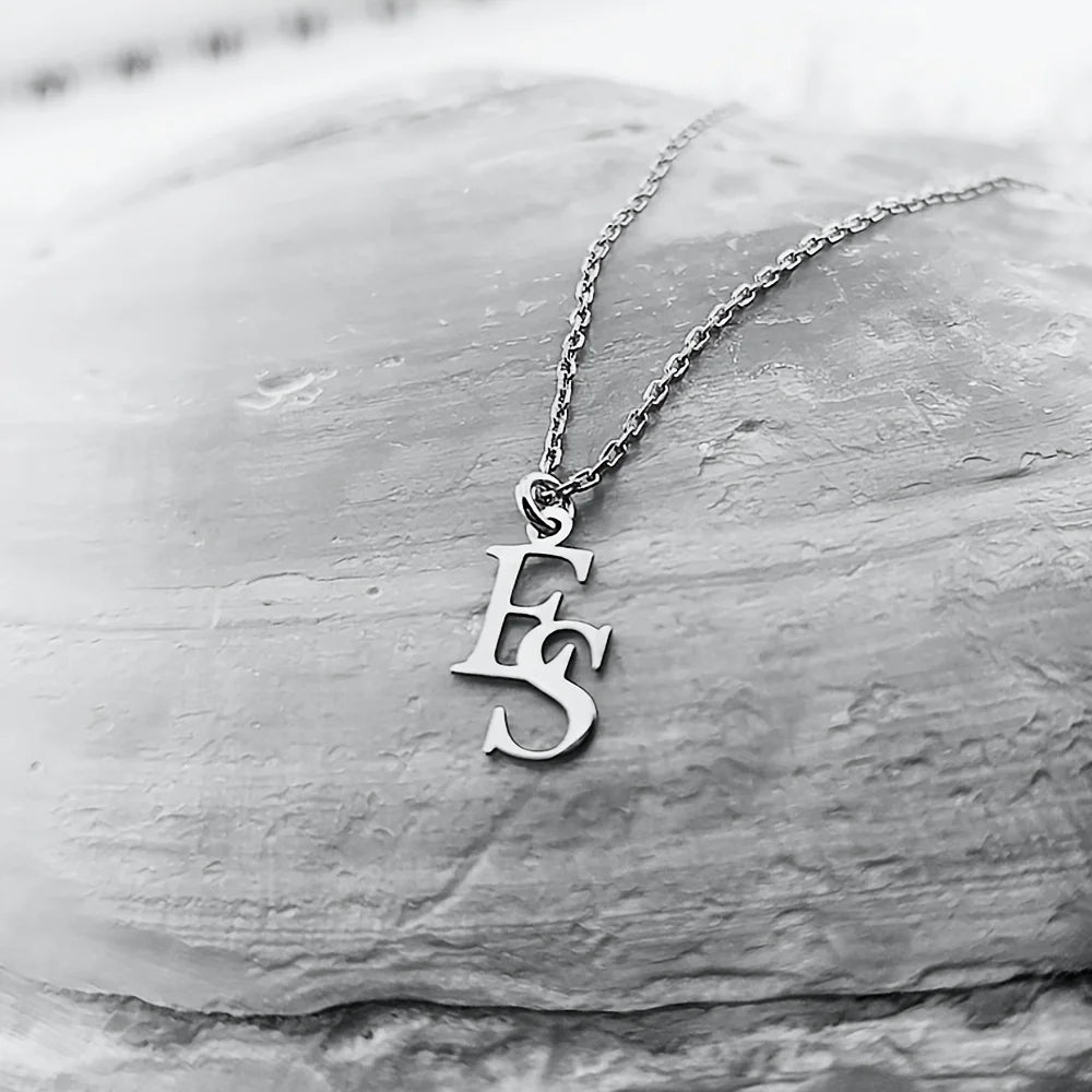 Collier argenté avec lettres initiales E et S entrelacées