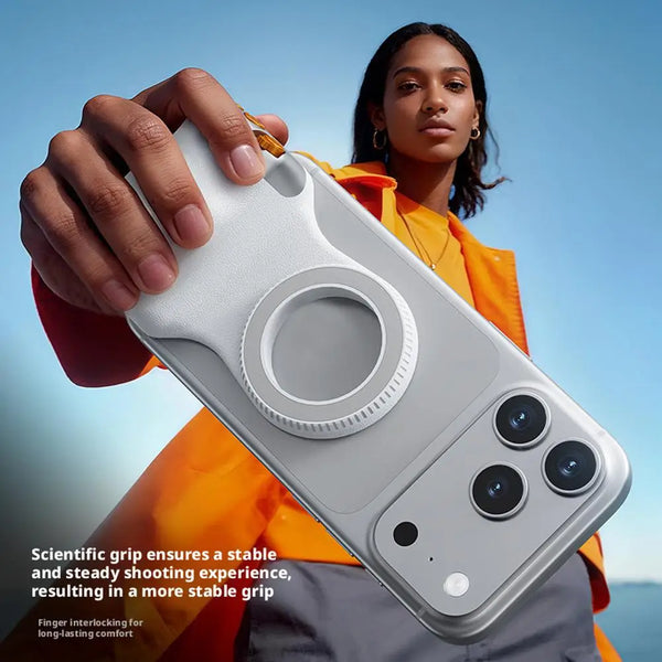 Una mano sostiene un agarre magnético ergonómico blanco contra un cielo azul brillante.