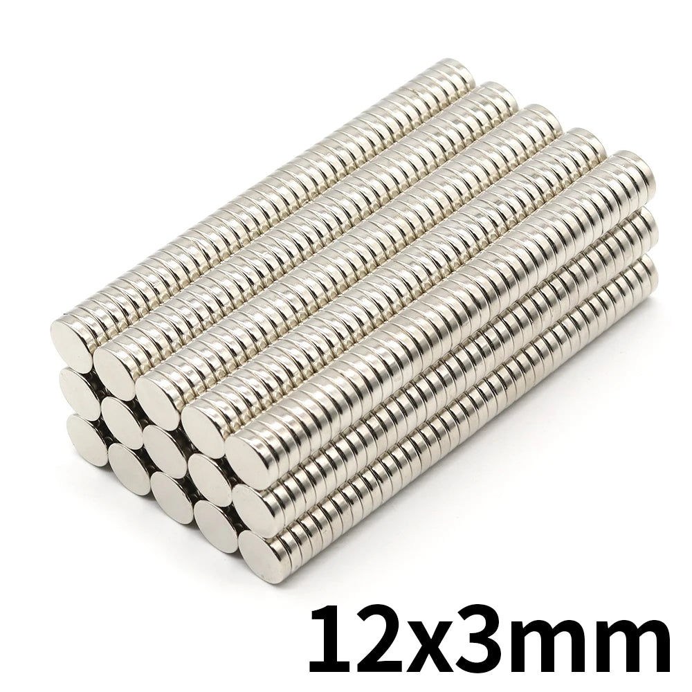Eine Sammlung silberner zylindrischer Permanentmagnete, Größe 12x3mm.