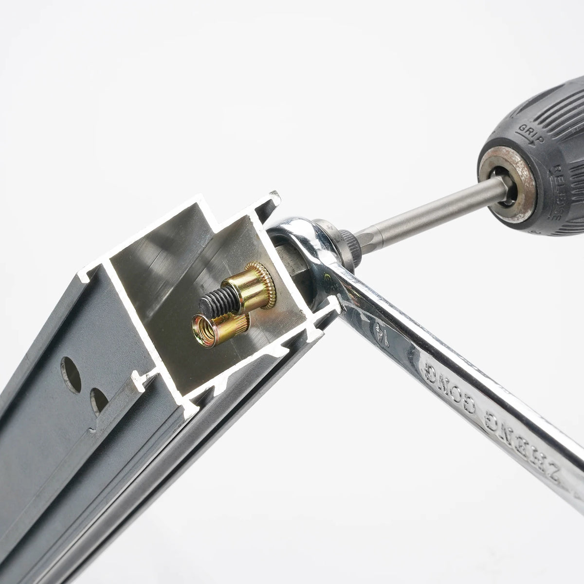Nahaufnahme eines Satzes manueller Rivetmuttern, mit Metallkörper, Gewindestange und Griff.