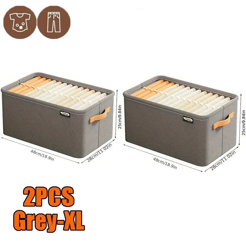 Zwei graue XL faltbare nichtgewebte Organizerboxen für Kleiderschränke mit Holzfächern.