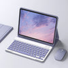 Lila Universal iPad-Hülle mit Bluetooth-Tastatur und Maus auf weißem Untergrund.