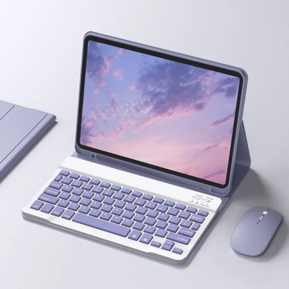 Lila Universal iPad-Hülle mit Bluetooth-Tastatur und Maus auf weißem Untergrund.