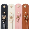 Ein Set aus vier Vintage-Ledergurtbändern und Handtuchhalter in Schwarz, Creme, Pink und Braun.